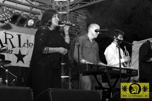 Doreen Shaffer (Jam) with The Stingers ATX 9. This Is Ska Festival, Wasserburg Rosslau 25. Juni 2005 (15).jpg